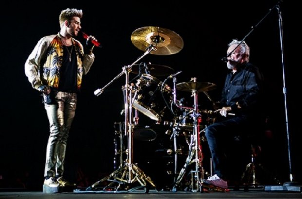 Adam Lambert i Roger Taylor na scenie