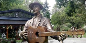Praski gitarzysta z pomnika Praskiej Kapeli Podwórkowej dzielnicy Praga-Północ w Warszawie autorstwa rzeźbiarza Andrzeja Renesa.