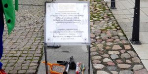 Tablica ostrzegawcza - obok pierwszego warszawskiego krasnala Życzliwka Podróżnika z Wrocławia autorstwa Beaty Zwolańskiej-Hołod