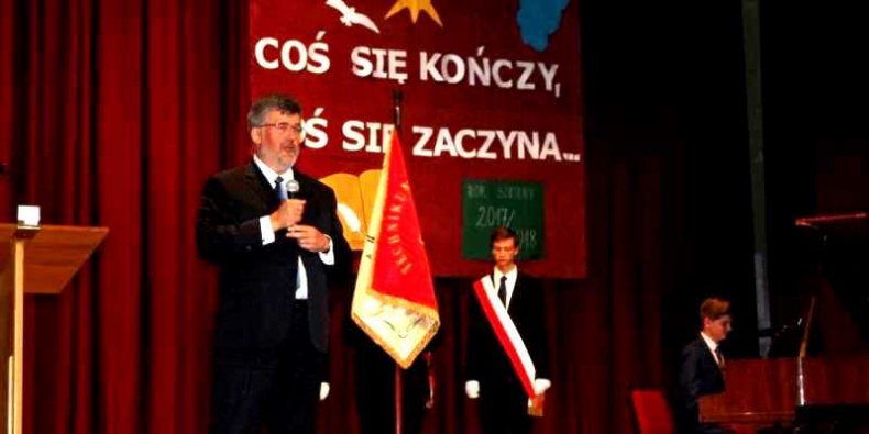 Robert Stępień prezes Kolei Mazowieckich w dawnej warszawskiej Kolejówce przemawia do młodzieży