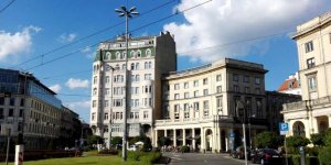 Plac Zbawiciela - centrum szpanu - Zbawix. Pod filarami słynne knajpy: Szarlota (Charlotte) i Plan B (gdy się nie powiedzie plan A).