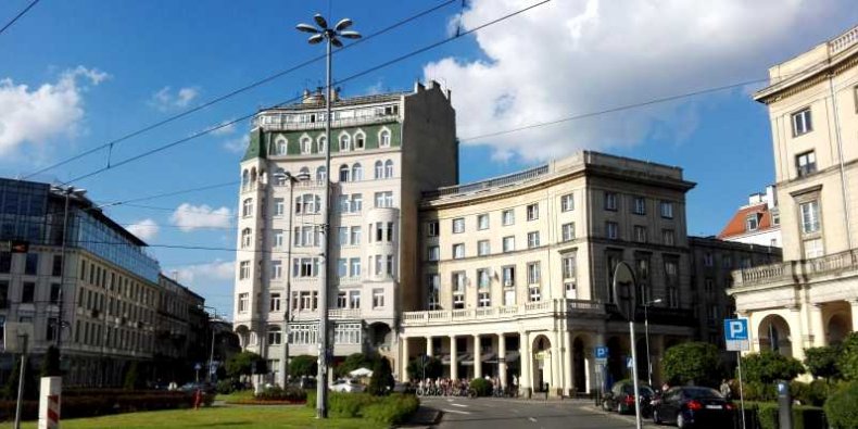 Plac Zbawiciela - centrum szpanu - Zbawix. Pod filarami słynne knajpy: Szarlota (Charlotte) i Plan B (gdy się nie powiedzie plan A).
