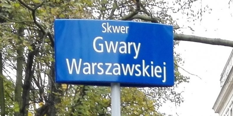 Tabliczka Miejskiego Systemu Informacji z napisem Skwer Gwary Warszawskiej