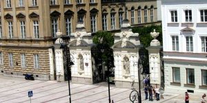 Brama kampusu głównego UW. - Widok z Instytutu Filozofii.
