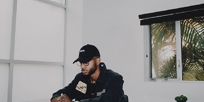 Bryson Tiller zamyślony