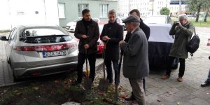 Otwarcie Skweru Gwary Warszawskiej - Od lewej: wiceburmistrz Mariusz Budziszewski, radny Woli Kamil Giemza, radny Warszawy Filip Frąckowiak, Janusz Dziano ze Stowarzyszenia Gwara Warszawska