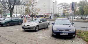 Przystanek czasowy Wola Ratusz 02 - zaparkowane pojazdy