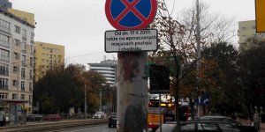 Przystanek czasowy Wola Ratusz 02 - oznakowanie pionowe zakazujące parkowania