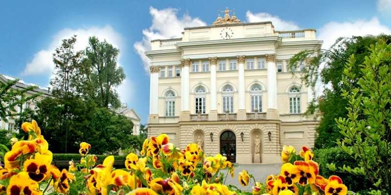 Collegium Novum czyli Stary BUW - Gmach, w którym do 1999 roku mieściła się Biblioteka UW. Nowy BUW mieści się przy ul. Dobrej 56/66.