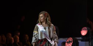 Miss Wheelchair World 2017 - stroje regionalne