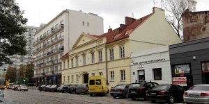 Jesienna ulica czyli Chłodna. A tam Samo Centrum Wszechświata tuż obok najstarszej tu Kamienicy Markowskiego. A z drugiej strony kamienicy Klub Chłodna 25