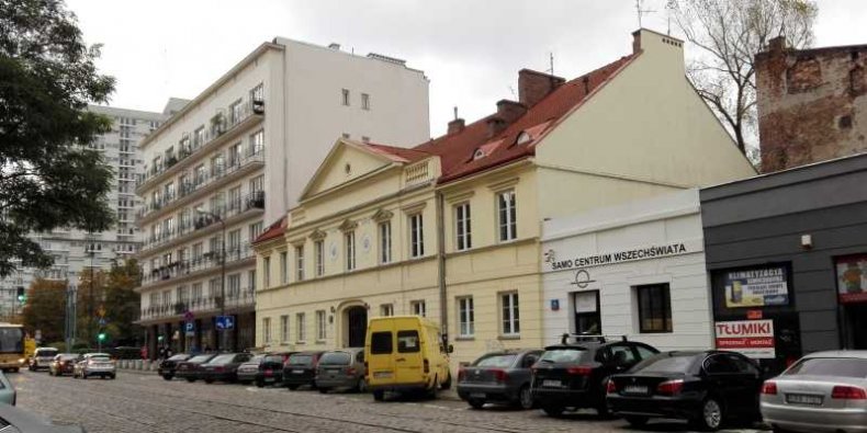 Jesienna ulica czyli Chłodna. A tam Samo Centrum Wszechświata tuż obok najstarszej tu Kamienicy Markowskiego. A z drugiej strony kamienicy Klub Chłodna 25