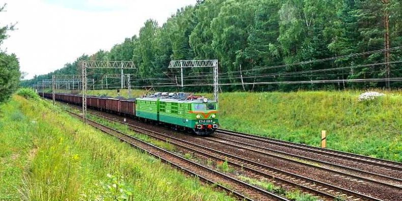 Pociąg towarowy z ładunkiem miału węglowego - Bydgoszcz Rynkowo, lokomotywa ET42-001 zmierza do Maksymilianowa. 31 stycznia 2006