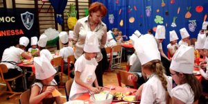 Bezpłatne drugie śniadanie w wolskich podstawówkach - Grażyna Orzechowska-Mikulska, zastępca Burmistrza Dzielnicy Wola z dziećmi ze Szkoły Podstawowej 234 im. Juliana Tuwima przy ul. Esperanto 5