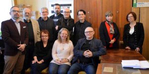 Zarząd OW SPP - kadencja 2017-2020. Pani prezes siedzi w środku obok niej Katarzyna Boruń—Jagodzińska i Piotr Müldner-Nieckowski. Stoją od lewej: Krzysztof Beśka, Jacek Durski, Zbigniew Zbikowski, Michał Dąbrowski, Krzysztof Bielecki, Gabriela Kurylewicz, Manula Kalicka, Małgorzata Strękowska-Zaremba.