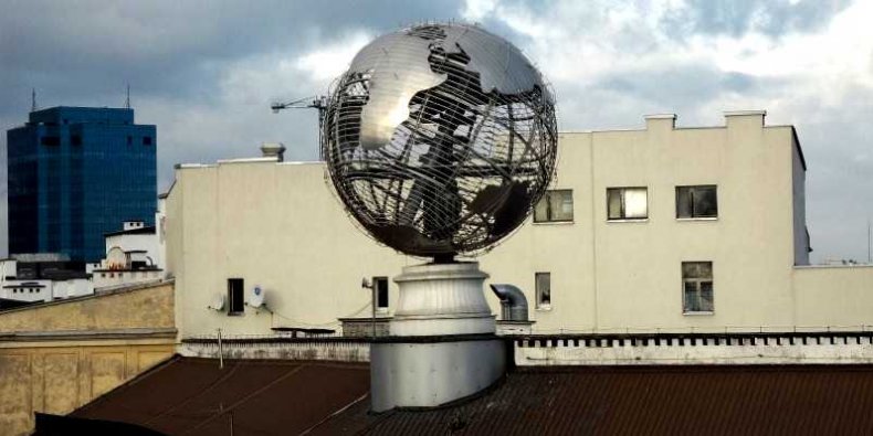Globus Orbisu u zbiegu ulic Brackiej i Al. Jerozolimskich