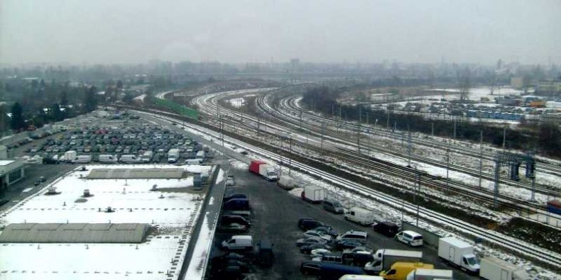 Linia radomska przyprószona śniegiem - widok z okien budynku Mercedesa przy ulicy Daimlera