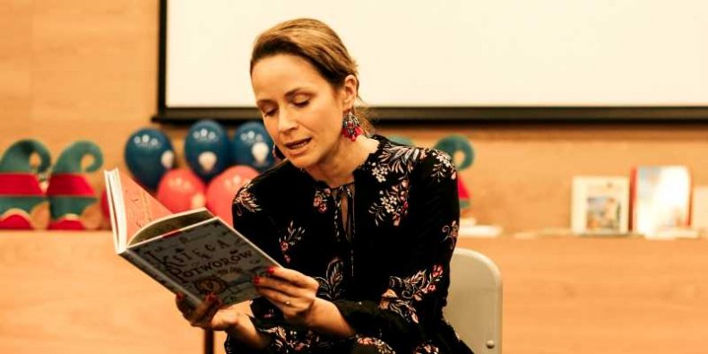 Monika Mrozowska czyta dzieciom Księgę Potworów