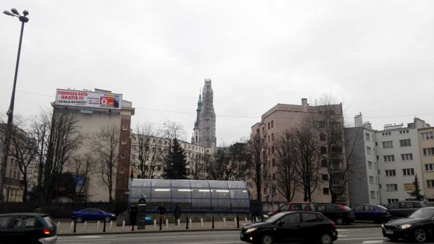 Wieże Kościoła Najświętszego Zbawiciela - zachodnia w remoncie. Na pierwszym planie wejście do stacji Metro Politechnika przy ul. Waryńskiego