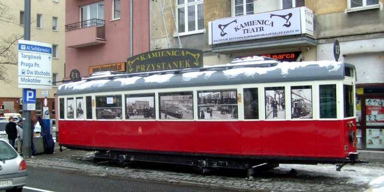 Tramwaj i Teatr Kamienica - Al. Solidarności 93 w Warszawie