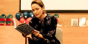 Monika Mrozowska czyta dzieciom Księgę Potworów