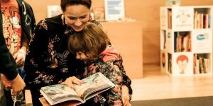 Monika Mrozowska ze słuchaczką
