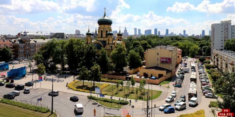 Praga - widok na cerkiew św. Marii Magdaleny w pobliżu chwilowo nieobecnego pomnika "Czterech śpiących trzech walczących".