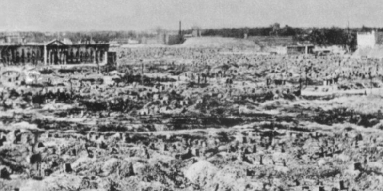 Fragment terenu byłego warszawskiego getta - zniszczonego przez Niemców w czasie II wojny światowej. Fot. Zbyszko Siemaszko ok. 1950 r. Źródło Wikimedia Commons.
