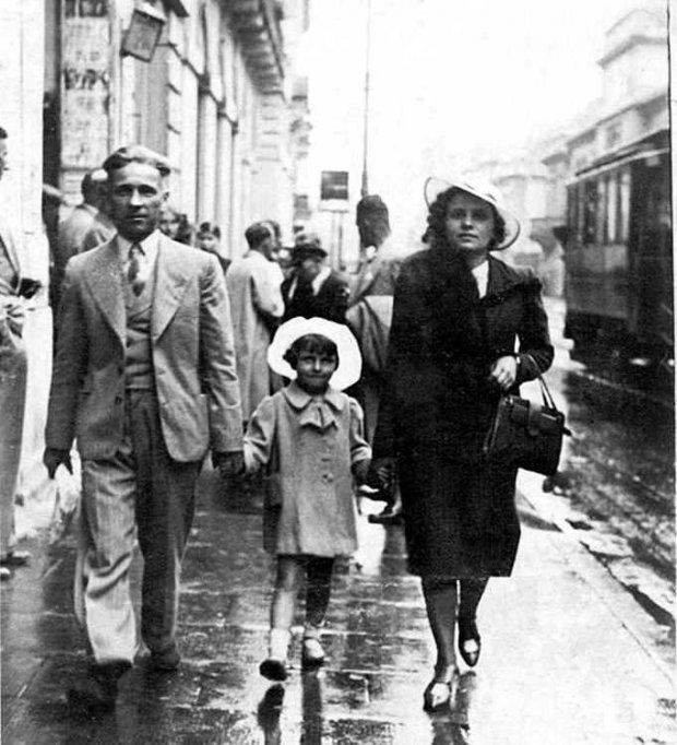 Adam i Helena Saniewscy z córką Ireną - Nowy Świat 7a - 1938 rok