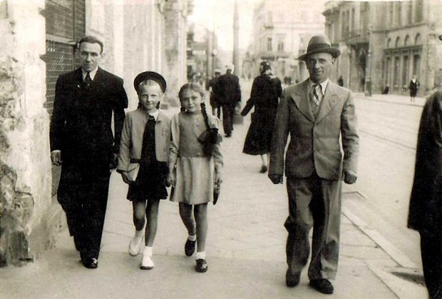 Adam Saniewski z córką Ireną na ulicy Miodowej - Irena w kapelusiku, Adam w kapeluszu, obok rodzina z ulicy Długiej 21 - 1944 r. 