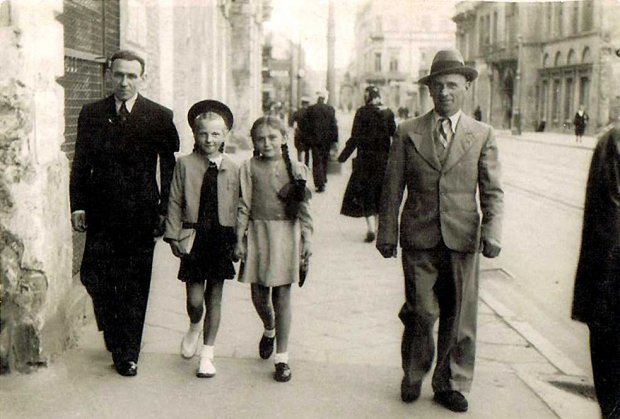 Adam Saniewski z córką Ireną na ulicy Miodowej - Irena w kapelusiku, Adam w kapeluszu, obok rodzina z ulicy Długiej 21 - 1944 r.
