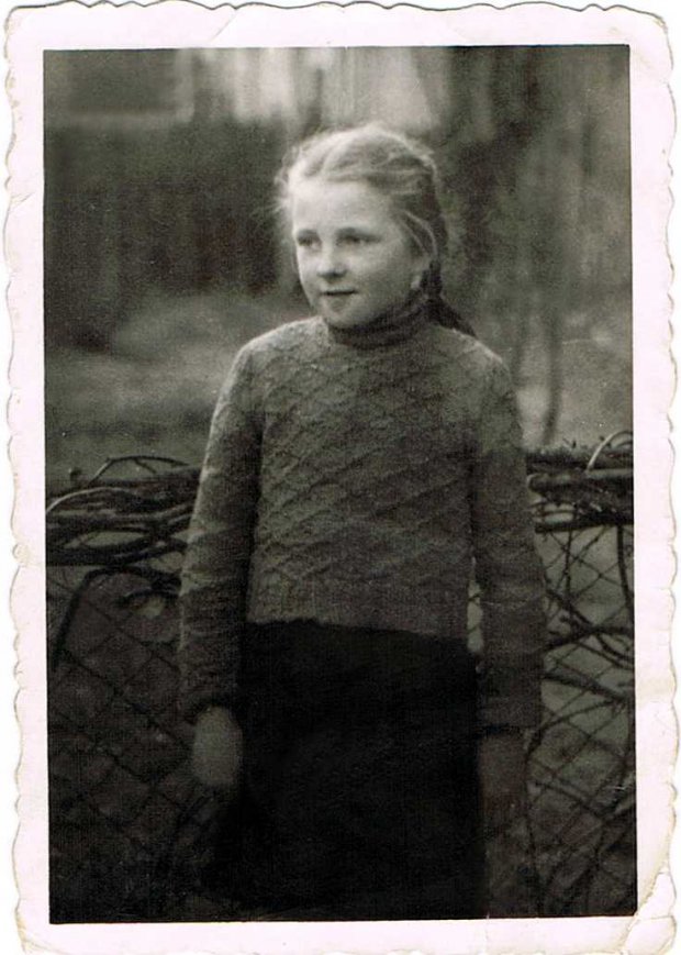 Irena Saniewska - moja Matula (red.: autora, Janusza Dziano) - na tyłach posesji Grochowska 321 w 1943 roku