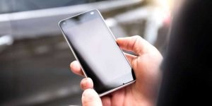 telefon w rękach człowieka