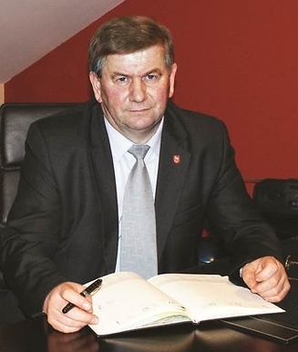 Andrzej Kolek - od urodzenia mieszkaniec gminy Baranów. Absolwent SGGW w Warszawie. Z samorzą- dem gminnym związany od początku jego powstania – najpierw jako przewodniczący rady gminy, od 1995 r. nieprzerwanie jako wójt. Od ponad 20 lat działa w gminnych i powiatowych strukturach strażackich. Aktywny uczestnik życia publicznego. Żonaty, ma dwie dorosłe córki.