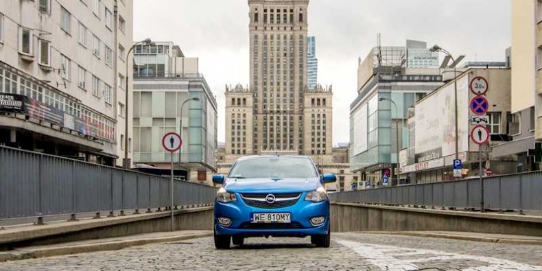 Niebieski Opel Karl na Złotej ulicy