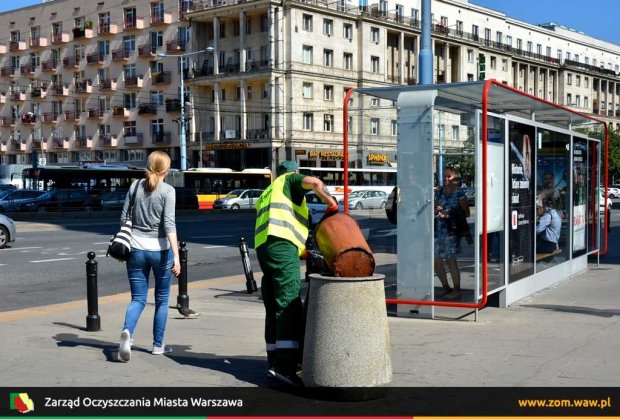 Warszawskie kosze na śmieci - Częstotliwość opróżniania koszy dostosowywana jest do lokalizacji i pory roku.