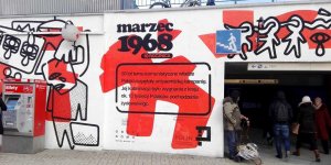 Mural "Marzec '68" - przy stacji "Metro Centrum". Autor: Andrzej Wieteszka