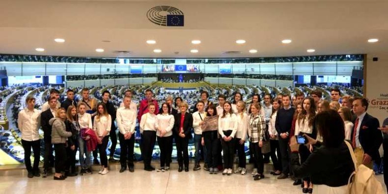 Parlament Europejski - Pamiątkowa fotografia uczestników wyjazdu do Brukseli