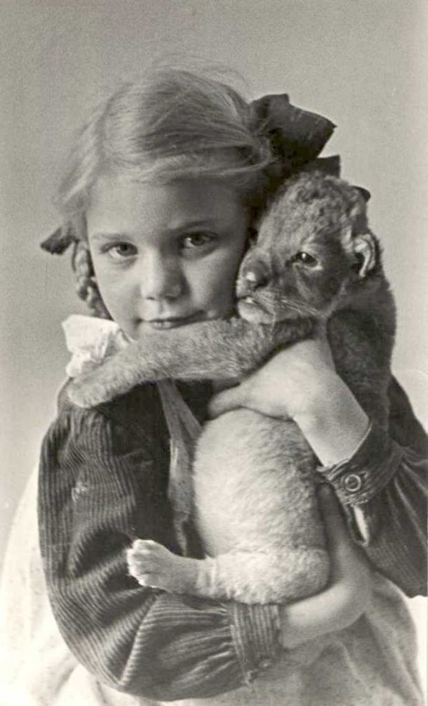 Dziewczynka z lwem - fotografia z wystawy.