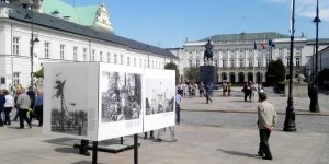 Kordegarda 28 IV 2018 - montaż wystawy plenerowej "Symbole Odrodzonej"