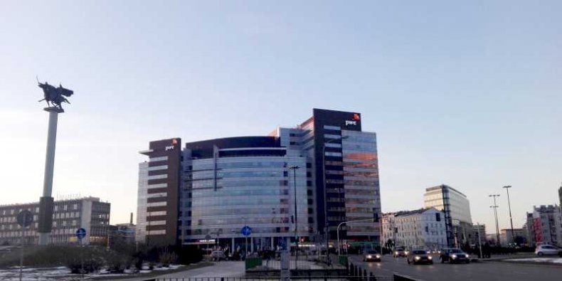 Rondo Jazdy Polskiej - Pomnik Jazdy Polskiej, budynek pricewaterhousecoopers, a z prawej strony nowy obiekt nazwany "Polna Corner"