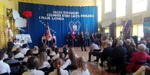 Uroczystość nadania imienia Jacka Kucharskiego modelarni lotniczej w Szkole Podstawowej nr 166 im Żwirki i Wigury w Warszawie
