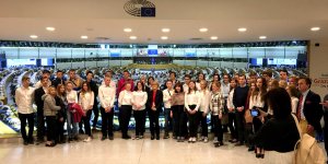 Wizyta w Brukseli młodzieży z 7-6 HP i MOS nr 6 - Pamiątkowa fotografia uczestników wyjazdu do Brukseli e Parlamencie Europejskim