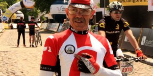 Andrzej Seta - pokazuje na koszulce wizerunek Henryka Lasaka i jego maksymę: "Dopóki walczysz jesteś zwycięzcą".