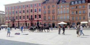 Plac Zamkowy - w Warszawie przy dzwonnicy kościoła św. Anny