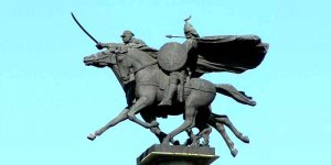 Pomnik Jazdy Polskiej przy Rondzie Jazdy Polskiej w Warszawie upamiętniający 1000 lat Jazdy Polskiej przedstawiający pancernego z drużyny Mieszka I oraz ułana z okresu II Rzeczypospolitej