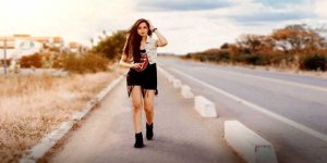 materiał prasowy dziewczyna przy drodze