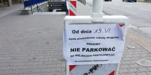 Słupki przepraszające na przystanku autobusowym