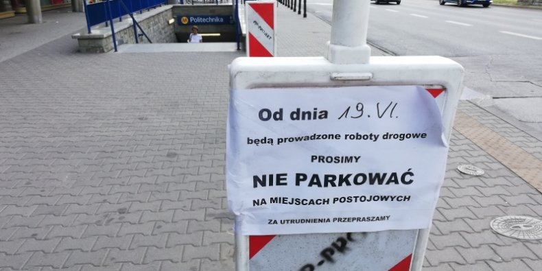 Słupki przepraszające na przystanku autobusowym