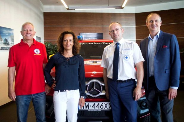 Przekazanie pojazdu - od lewej Marek Chadaj (Stołeczny WOPR), Magdalena Słoniewska (Dyrektor Marketingu Mercedes-Benz Vans), Paweł Błasiak (Stołeczny WOPR) oraz Grzegorz Sawicki (Dyrektor Sprzedaży Mercedes-Benz Vans)